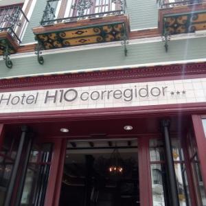 Rótulo en Letras recortadas y lacadas en latón envejecido para Hotel H10 Regidor en Sevilla.