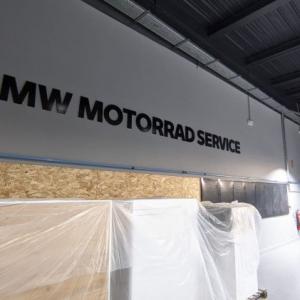 Rótulo letras recortadas de metacrilato. BMW Motorrad Boxer en Sevilla.