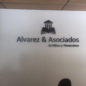 Rótulo recortado en pvc lacado. Álvarez & Asociados en Sevilla.