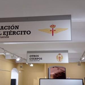 Rótulos cartel en perfilería de aluminio y gráficas en vinilo sobre pvc. Museo de Historia Militar de Sevilla.