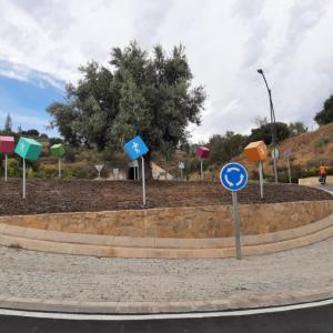 Rótulos decorativos en forma de cubos o dados para rotonda. Trabajo para Urbanizadora Constructora ICE, S.A. en Málaga.