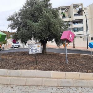 Rótulos decorativos en forma de cubos o dados para rotonda. Trabajo para Urbanizadora Constructora ICE, S.A. en Málaga.