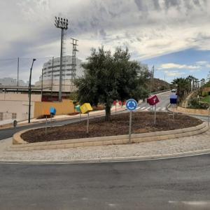 Rótulos decorativos en forma de cubos o dados para rotonda. Trabajo para Urbanizadora Constructora ICE, S.A. en Málaga.