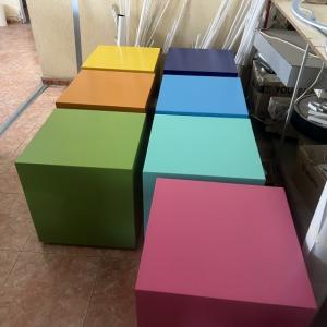 Rótulos decorativos en forma de cubos o dados para rotonda. Trabajo para Urbanizadora Constructora ICE, S.A. en Málaga.