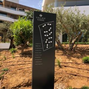 Tótem retroiluminado para urbanización Village Verde en Sotogrande Cádiz.