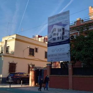 Valla cartel  de obra o publicitario para Grupo Porcelanosa en Sevilla.