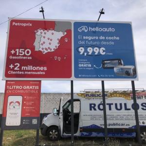 Valla cartel publicitario para Petroprix en Dos Hermanas Sevilla.