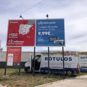 Valla cartel publicitario para Petroprix en Dos Hermanas Sevilla.