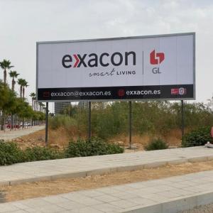 Valla publicitaria o cartel de obra. Exxacon en Sevilla.