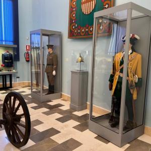 Vitrina expositora para maniquís, en aluminio lacado y frontal de metacrilato. Museo de Historia Militar de Sevilla.