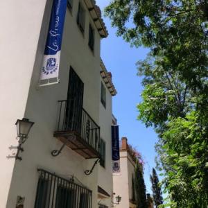 Banderolas de lonas en impresión digital. Trabajos para Centro Educativo La Preu, en Sevilla.