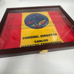 Caja de madera en wegue, expositora con tapa de cristal para guardar banderas. Trabajo para el Instituto Nacional Técnica Aeroespacial INTA en Huelva.