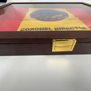 Caja de madera en wegue, expositora con tapa de cristal para guardar banderas. Trabajo para el Instituto Nacional Técnica Aeroespacial INTA en Huelva.