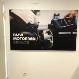 Cambio de imagen en la decoración de instalaciones de Concesionario BMW Motorrad Boxer Jerez. Lienzos, cuadros, textos recortados vinilos.