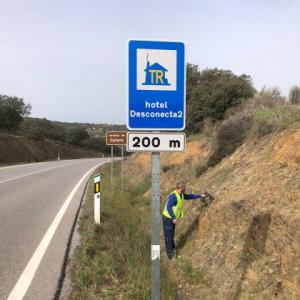 Cartel homologado seguridad Vial vertical, para hotel Desconecta2 en Monesterio Badajoz.