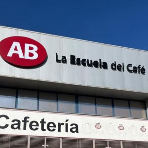 Desmontaje para pintado de textos, logo y placa nueva de metacrilato y su rotulación. Café AB en Sevilla.