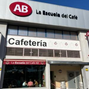 Desmontaje para pintado de textos, logo y placa nueva de metacrilato y su rotulación. Café AB en Sevilla.