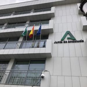 Fabricación de Mástil de acero inoxidable y sus banderas institucionales, para balcón para Junta de Andalucía en Sevilla.