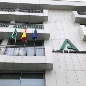 Fabricación de Mástil de acero inoxidable y sus banderas institucionales, para balcón para Junta de Andalucía en Sevilla.