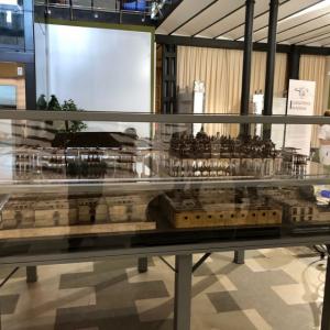 Fabricaci&oacute;n y montaje de urna protectora de maqueta. Realizada en aluminio lacado y frontales de metacrilato con laterales registrable. Museo de Historia Militar de Sevilla.