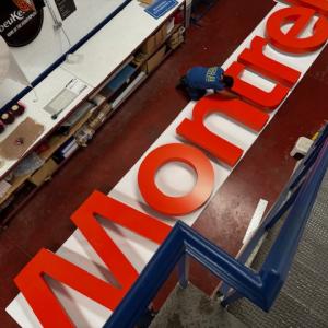 Letras corpóreas en aluminio lacado para Montrel en Dos Hermanas Sevilla.