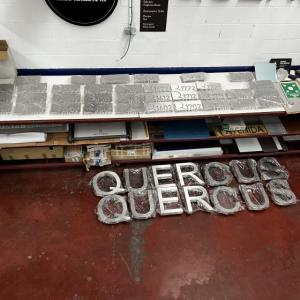 Letras corpóreas y Cartelería rótulos personalizados en acero inoxidable calados para Construcciones Bonifacio Solis en Málaga.