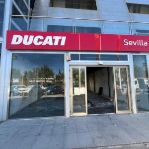 Montaje de rótulo para Ducati Sevilla.