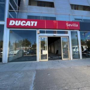 Montaje de rótulo para Ducati Sevilla.