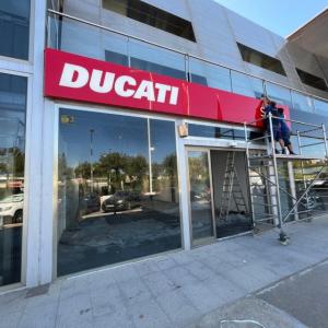 Montaje de rótulo para Ducati Sevilla.