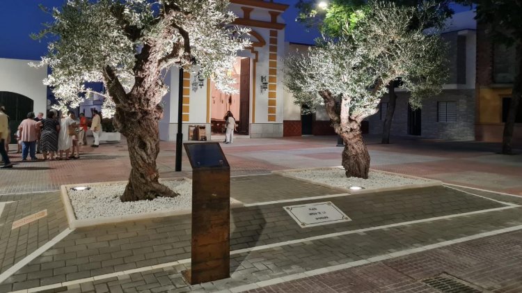 Atril en acero cortén y con placa de acero inoxidable, grabado en bajo relieve y patina de tinta para exterior. Ayuntamiento de Dos Hermanas en Sevilla.