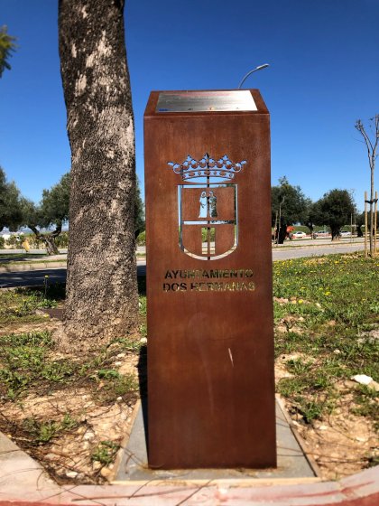 Atril en acero cort&eacute;n y escudo calado, con placa de acero inoxidable grabados en bajo relieve y patina de tintas, para el Ayuntamiento de Dos Hermanas, Sevilla.