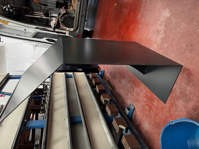 Atril lacado en antracita con placa de acero inoxidable grabados en bajo relieve y patina de tinta negra, para la empresa Conservaci&oacute;n de Marbella.