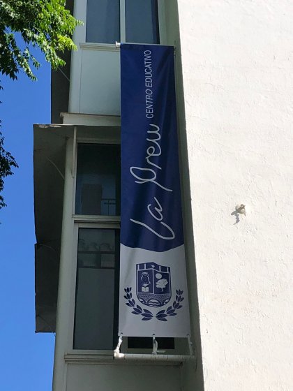 Banderolas de lonas en impresión digital. Trabajos para Centro Educativo La Preu, en Sevilla.