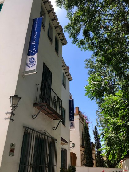 Banderolas de lonas en impresión digital. Trabajos para Centro Educativo La Preu, en Sevilla.