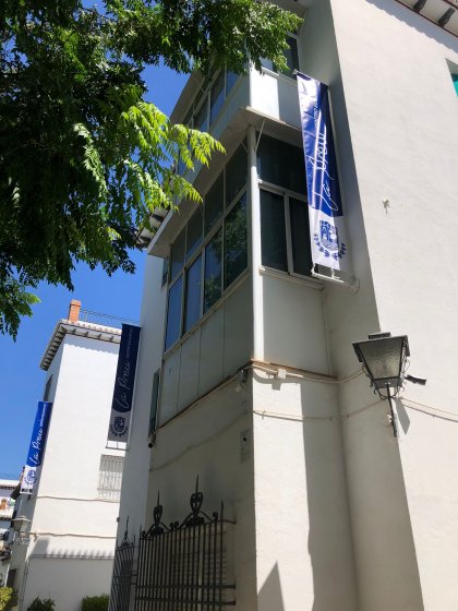 Banderolas de lonas en impresión digital. Trabajos para Centro Educativo La Preu, en Sevilla.