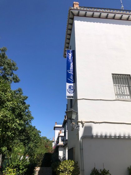 Banderolas de lonas en impresión digital. Trabajos para Centro Educativo La Preu, en Sevilla.