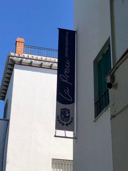 Banderolas de lonas en impresión digital. Trabajos para Centro Educativo La Preu, en Sevilla.