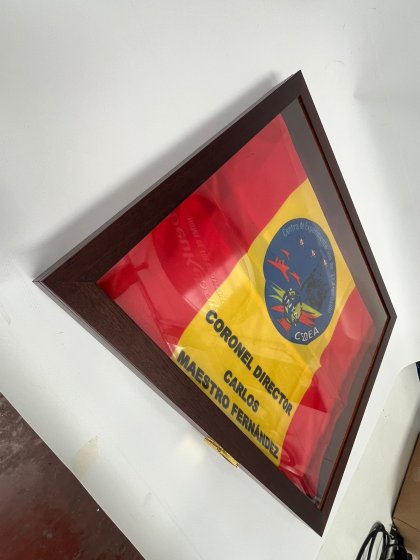 Caja de madera en wegue, expositora con tapa de cristal para guardar banderas. Trabajo para el Instituto Nacional Técnica Aeroespacial INTA en Huelva.