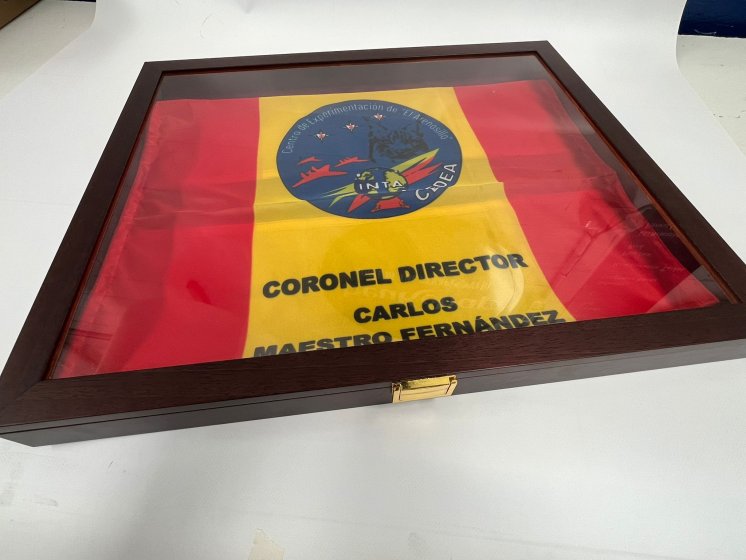 Caja de madera en wegue, expositora con tapa de cristal para guardar banderas. Trabajo para el Instituto Nacional Técnica Aeroespacial INTA en Huelva.