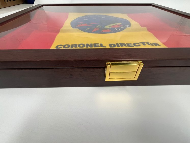 Caja de madera en wegue, expositora con tapa de cristal para guardar banderas. Trabajo para el Instituto Nacional Técnica Aeroespacial INTA en Huelva.