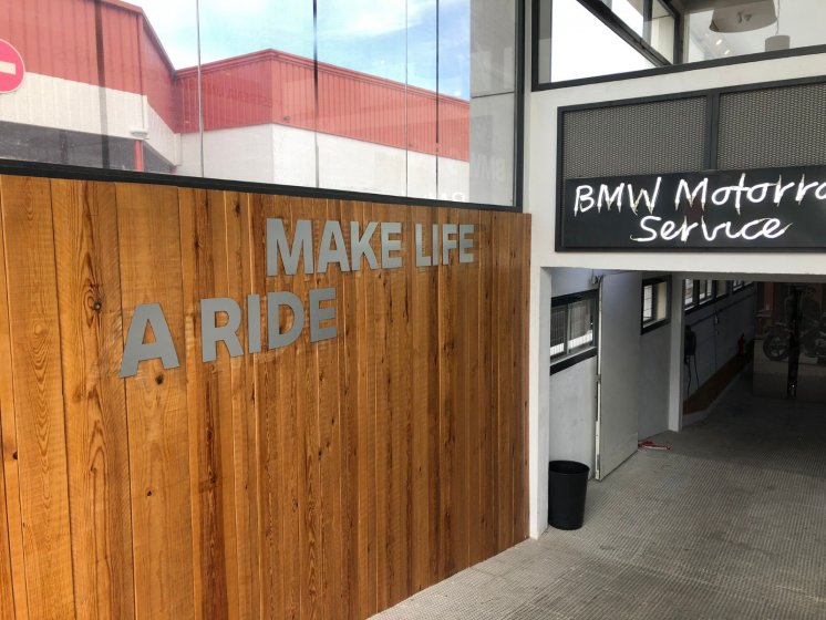 Cambio de imagen en la decoración de instalaciones de Concesionario BMW Motorrad Boxer Jerez. Lienzos, cuadros, textos recortados vinilos.