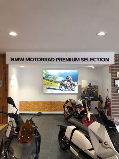 Cambio de imagen en la decoración de instalaciones de Concesionario BMW Motorrad Boxer Jerez. Lienzos, cuadros, textos recortados vinilos.