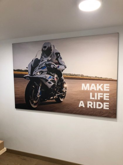 Cambio de imagen en la decoración de instalaciones de Concesionario BMW Motorrad Boxer Jerez. Lienzos, cuadros, textos recortados vinilos.