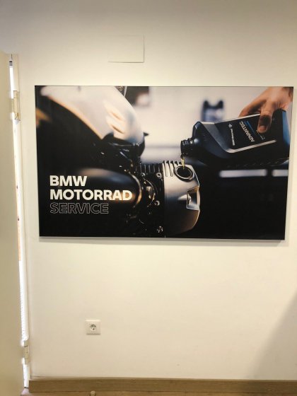 Cambio de imagen en la decoración de instalaciones de Concesionario BMW Motorrad Boxer Jerez. Lienzos, cuadros, textos recortados vinilos.