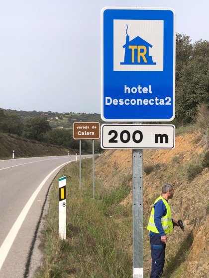 Cartel homologado seguridad Vial vertical, para hotel Desconecta2 en Monesterio Badajoz.