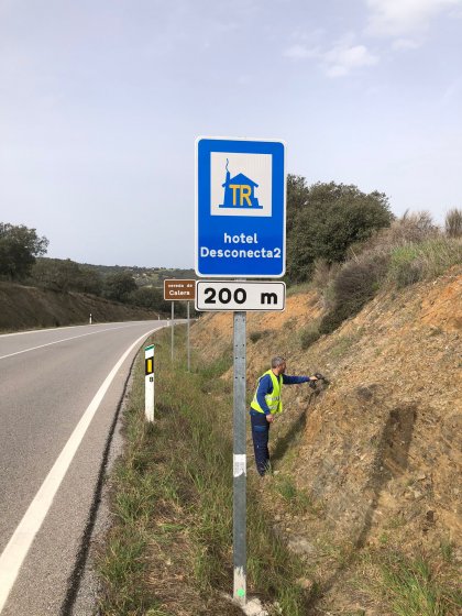 Cartel homologado seguridad Vial vertical, para hotel Desconecta2 en Monesterio Badajoz.