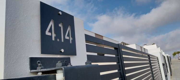 Cartel rótulo señalización vivienda en aluminio fresado y lacado en urbanización entrenúcleos Dos Hermanas Sevilla.