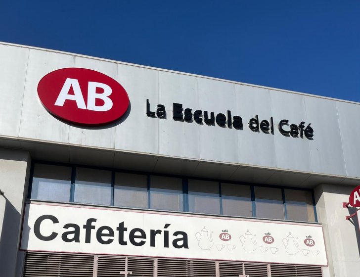 Desmontaje para pintado de textos, logo y placa nueva de metacrilato y su rotulación. Café AB en Sevilla.