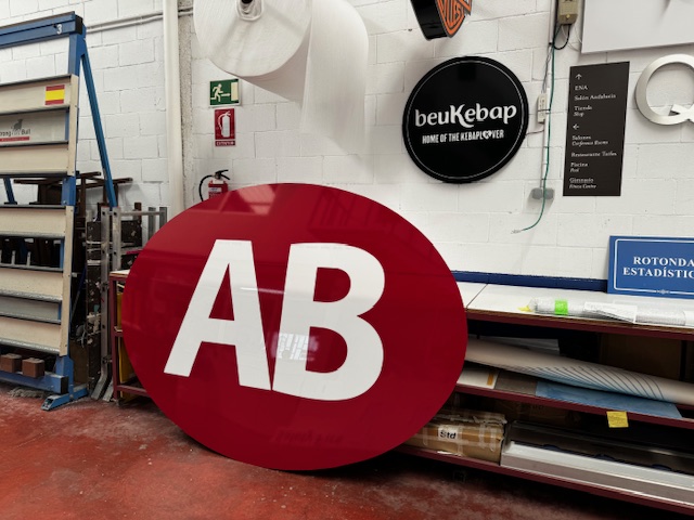 Desmontaje para pintado de textos, logo y placa nueva de metacrilato y su rotulación. Café AB en Sevilla.