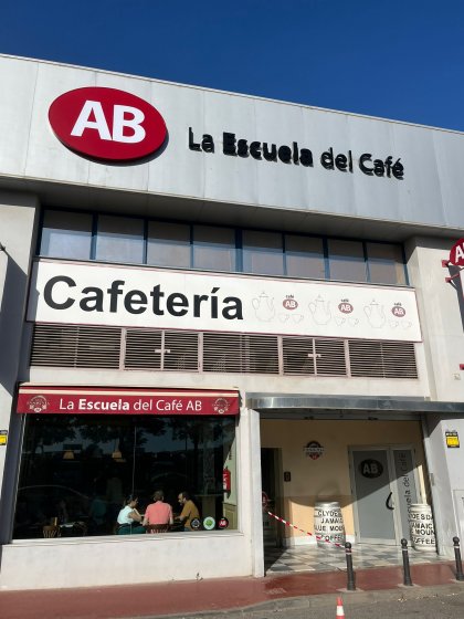 Desmontaje para pintado de textos, logo y placa nueva de metacrilato y su rotulación. Café AB en Sevilla.